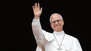Papst Leo XIV. winkt auf dem Mittelbalkon des Petersdoms. Nach seiner Wahl zum neuen Oberhaupt der katholischen Kirche tritt der neue ...