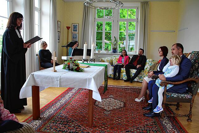 Stefanie und Marek Hauck haben den Salon Luise des evangelischen Pfarrhauses für ihre kirchliche Trauung gewählt.