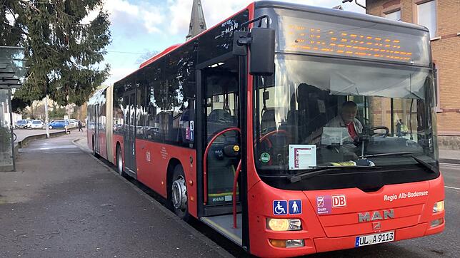 Das ist der Schienenersatzverkehr, der in Hausach beginnt und in Villingen endet.