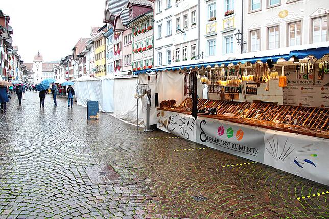 Auf dem Krämermarkt am Donnerstag auf der Kaiserstraße in Waldshut durfte die Stände nicht wie gewohnt Rücken an Rücken stehen. Das ...
