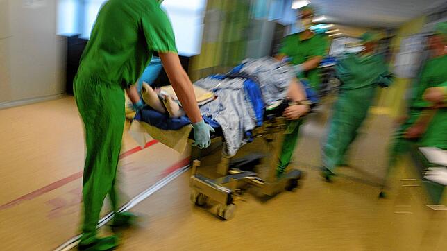 Öffentlich geführte Krankenhäuser kommen finanziell immer stärker unter Druck. Denn sie müssen auch die Patienten aufnehmen, deren ...