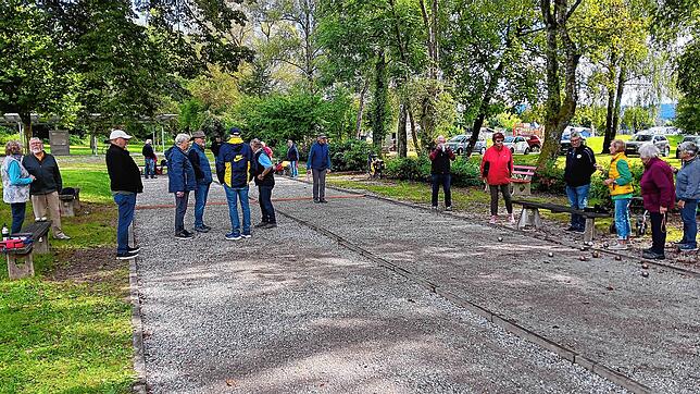 Boule geht bei jedem Wetter. Das Kugelspiel hat auch einen starken geselligen Charakter. Bild: Stefan Kurczynski