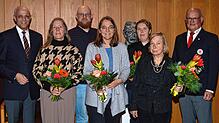 Bürgermeister Fritz Link (links) und DRK-Ortsvereinsvorsitzender Norbert Maurer (rechts) ehren Christine Lehmann (von links), Max ...