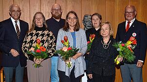 Bürgermeister Fritz Link (links) und DRK-Ortsvereinsvorsitzender Norbert Maurer (rechts) ehren Christine Lehmann (von links), Max ...