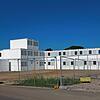 Die neu aufgestellte Containeranlage im Gewerbegebiet von Rielasingen soll 150 Flüchtlinge aufnehmen. Die Grünen kritisieren die Lösung.