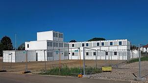 Die neu aufgestellte Containeranlage im Gewerbegebiet von Rielasingen soll 150 Flüchtlinge aufnehmen. Die Grünen kritisieren die Lösung.