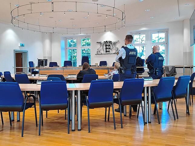 Im März brannte eine Scheune in Dettighofen. Jetzt muss das Landgericht Waldshut-Tiengen klären, wer sie angesteckt hat.