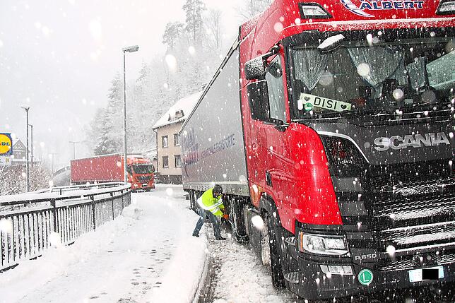 Die heftigen Schneefälle sorgen zeitweise für Verkehrsbehinderungen in der Raumschaft. Auf der B 33 in Triberg müssen Lastwagenfahrer ...