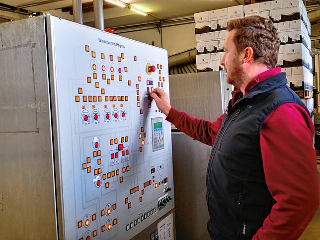 Mit dieser Bedieneinheit wir der so genannte Kipptisch bedient. Ein Stockwerk tiefer steht ein Gerät namens Abbeermaschine, die die ...