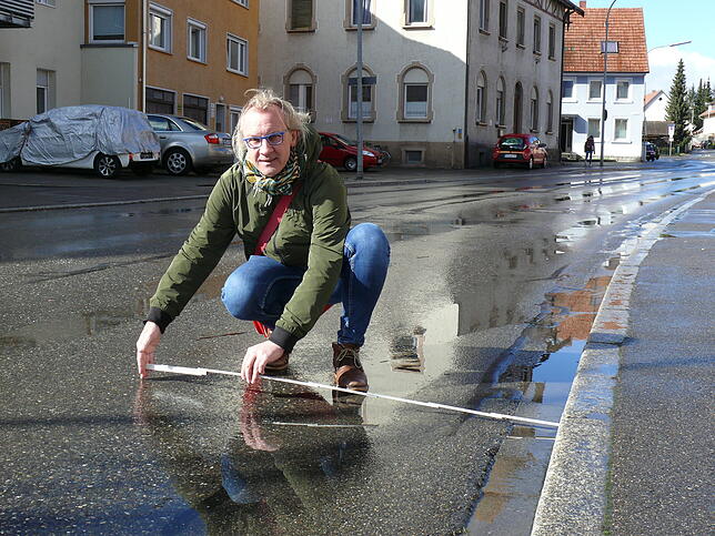 Daniel Groß zeigt, wie breit der Radschutzstreifen in der Radolfzeller Straße werden soll. Er soll dafür sorgen, dass Radfahrer sich ...