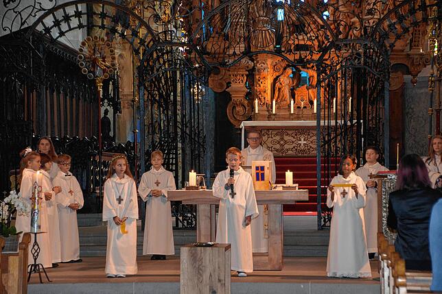 Mitte September traten im Überlinger Nikolausmünster zehn Kinder gemeinsam mit Pfarrer Bernd Walter an den Tisch des Herrn. Unter dem ...