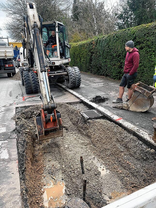Rohrbruch im Mühlenweg: Die Stadtwerke sind schon vor Ort und beheben den Schaden.