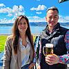 Wo gibt es das günstigste Bier am See? Ramona Lerner und Daniel Burger, Geschäftsführer vom Steg 11, bieten den halben Liter für 4,60 ...