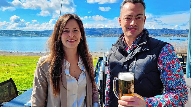 Wo gibt es das günstigste Bier am See? Ramona Lerner und Daniel Burger, Geschäftsführer vom Steg 11, bieten den halben Liter für 4,60 ...