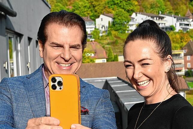 Ihn sieht man nicht alle Tage: Hollywood-Schauspieler Vincent De Paul macht ein Selfie mit Nadine Wittmann von der Dorow-Klinik.