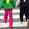 Zwei Kinder gehen Hand in Hand (Symbolbild). In Schaffhausen sind ein Siebenjähriger und seine Schwester (4) ausgebüxt und haben die ...