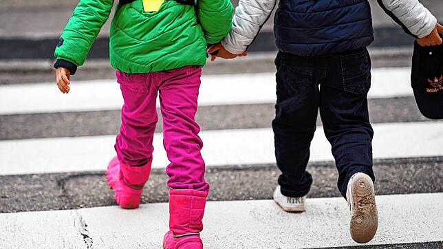 Zwei Kinder gehen Hand in Hand (Symbolbild). In Schaffhausen sind ein Siebenjähriger und seine Schwester (4) ausgebüxt und haben die ...
