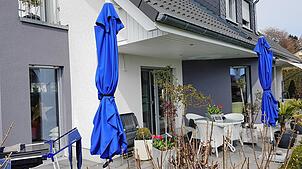 Auch diese Wand einer Terrasse trägt die Handschrift des in Mühlhofen ansässigen Malers. Foto: Fischer-Gissot