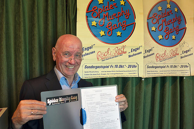 Rolf Ditting zeigt den Vertrag mit der Spider Murphy Gang.