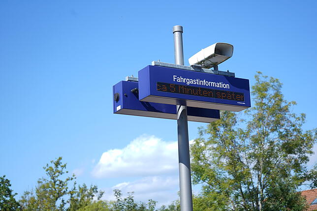 Die Anzeige am Bahnhof Uhldingen-Mühlhofen informiert darüber, dass der Zug fünf Minuten später eintreffen wird.