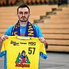 Lukas Köder präsentiert das Trikot der HSG Konstanz, das er ab der kommenden Saison tragen wird.
