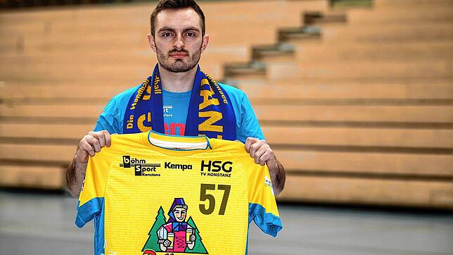 Lukas Köder präsentiert das Trikot der HSG Konstanz, das er ab der kommenden Saison tragen wird.