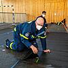 Die THW-Helfer Fabien Ehlert (vorne) und Thomas Engel verlegen den Behelfsboden in der Turnhalle der Albert-Schweitzer-Schule.