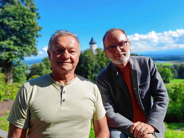 Siegfried Hanßler (links) und Herbert Dreiseitl in Hohenbodman. Im Gelände unter ihnen liegen die Quellfassungen, im Hintergrund ...