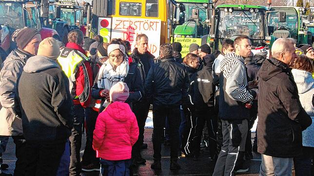 Auf dem Kramer-Parkplatz fand gestern eine weitere Protestaktion der Landwirte statt, und in einer Sternfahrt steuerten hunderte Bauern ...