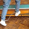 Der 21-jährige Angeklagte wird am ersten Prozesstag mit Fußfesseln in den Schwurgerichtssaal des Landgericht Konstanz geführt.