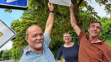 An der Heinrich-Emerich-Straße übergeben Bernadette Siemensmeyer und Rolf Geiger (rechts) vom Verschönerungsverein das erste ...