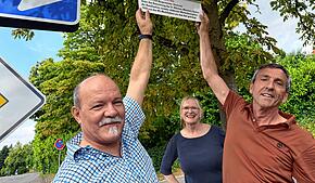 An der Heinrich-Emerich-Straße übergeben Bernadette Siemensmeyer und Rolf Geiger (rechts) vom Verschönerungsverein das erste ...