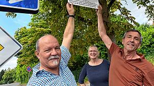 An der Heinrich-Emerich-Straße übergeben Bernadette Siemensmeyer und Rolf Geiger (rechts) vom Verschönerungsverein das erste ...
