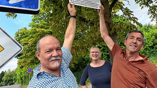 An der Heinrich-Emerich-Straße übergeben Bernadette Siemensmeyer und Rolf Geiger (rechts) vom Verschönerungsverein das erste ...