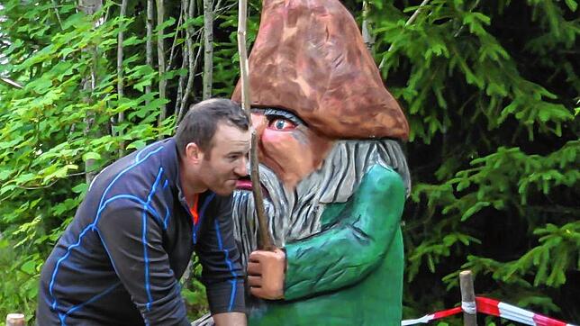Mitarbeiter des Bauhofs haben die neuen Skulpturen im Schlühüwana-Park montiert.