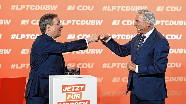 Archivbild: Armin Laschet (l), der Vorsitzende der CDU, wird nach seiner Rede beim digitalen Landesparteitag der CDU Baden-Württemberg ...