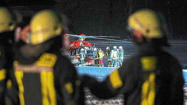 Ein Rettungshubschrauber landete in der Nähe des Sportplatzes, um das 61-jährige Opfer in die Klinik zu fliegen. Doch die Ärzte können ...