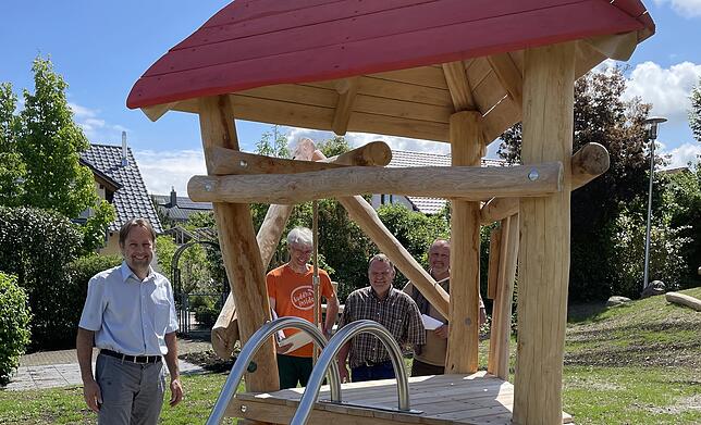 Ein Geschenk von Hermann Repnik von der Immobilienfirma Drei R ist dieses Kletterhäuschen auf dem Spielplatz im Löhnen.