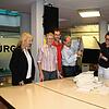 Sieglinde Hubov, Margot Hienerwadel, Stephan Kohler, Günter Römer, Silvia Schlegel und Elke Oswald (von links) leeren die Wahlurne mit ...