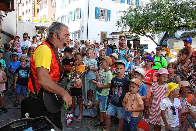 Auch für die jungen Gäste war ein unterhaltsames Programm geboten: Aufmerksam lauschten die Kinder den lustigen Liedern von Mike Magic.