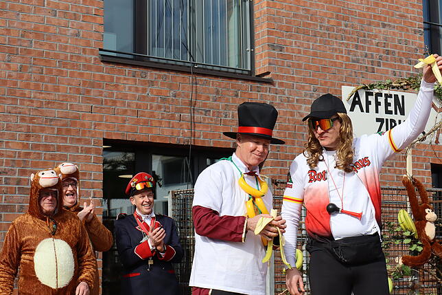 Bild 14: Rathaus-Dompteur im Affenstall: Die besten Bilder vom skurrilen Salemer Affentheater!