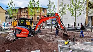 Mit Hochdruck wird an der Fertigstellung des Marktplatzes gearbeitet. Am Samstag findet die große Eröffung statt. Bis dahin sollen die ...