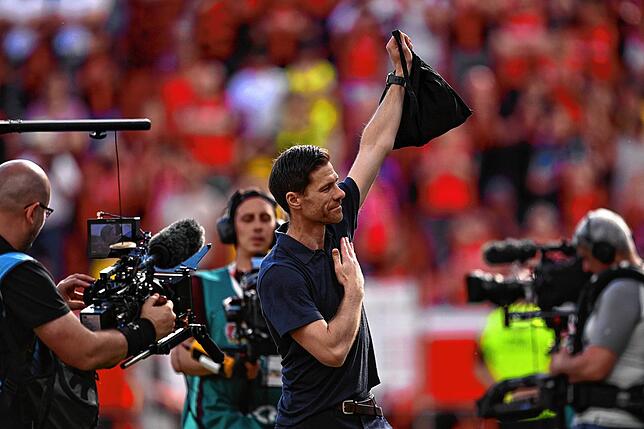Leverkusens Trainer Xabi Alonso verabschiedet sich nach seinem letzten Heimspiel von den Fans.