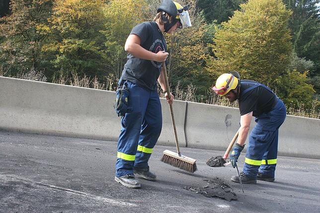 Bild 14: Bilder vom Abtransport des Felsbrockens auf der A81 nach dem Unfall nahe Trossingen