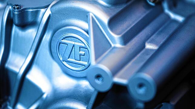 Logo von ZF auf einem Gehäuseteil. Wo investiert der Autozulieferer?