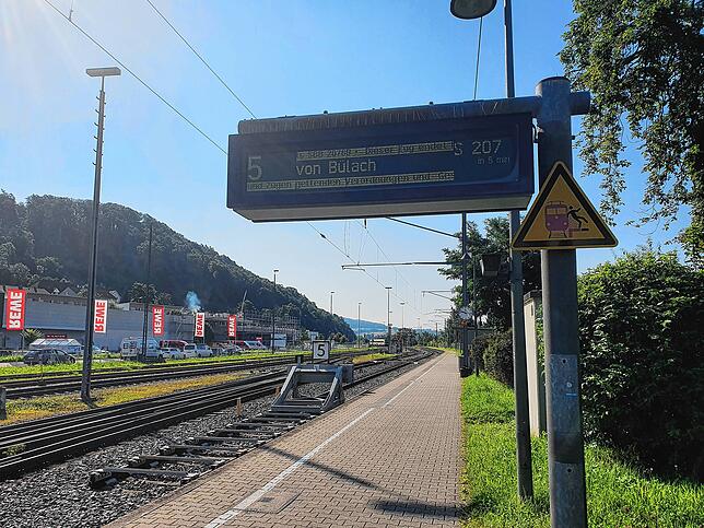 Bild 4: Bahnstreik trifft den Hochrhein: Züge fallen aus, Pendler steigen auf Bus und Auto um