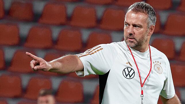 Hansi Flick bleibt trotz der enttäuschenden WM-Vorstellung der deutschen Mannschaft Fußball-Bundestrainer.