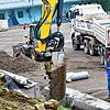 Große Baustelle im kleinen Dorf: Projektleiter Uwe Brutschin lässt sich von Tiefbauer Simon Tschorn (rechts im Bild) den Baufortschritt ...