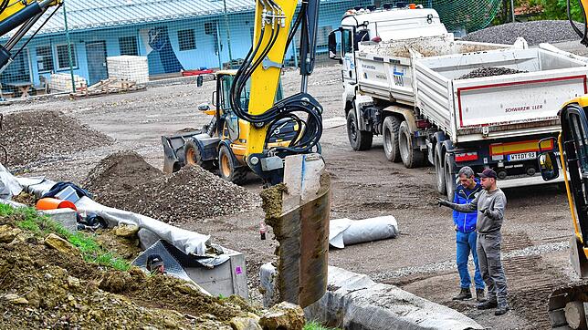 Große Baustelle im kleinen Dorf: Projektleiter Uwe Brutschin lässt sich von Tiefbauer Simon Tschorn (rechts im Bild) den Baufortschritt ...