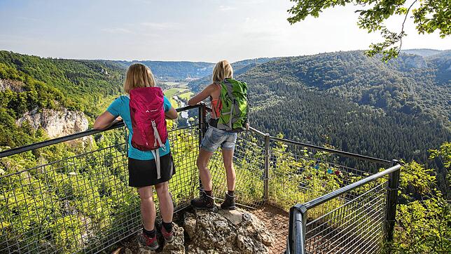 Auf der CMT in Stuttgart wurde der Donauberglandweg mit einer besonderen Auszeichnung gewürdigt. Unser Bild zeigt Wanderinnen auf dem ...